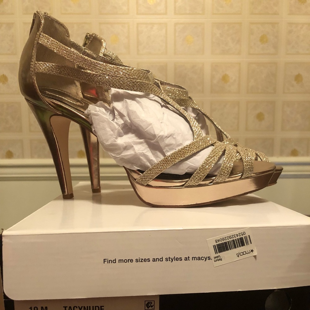 Nude/zinc/Gold female shoes size 10 - pre-worn